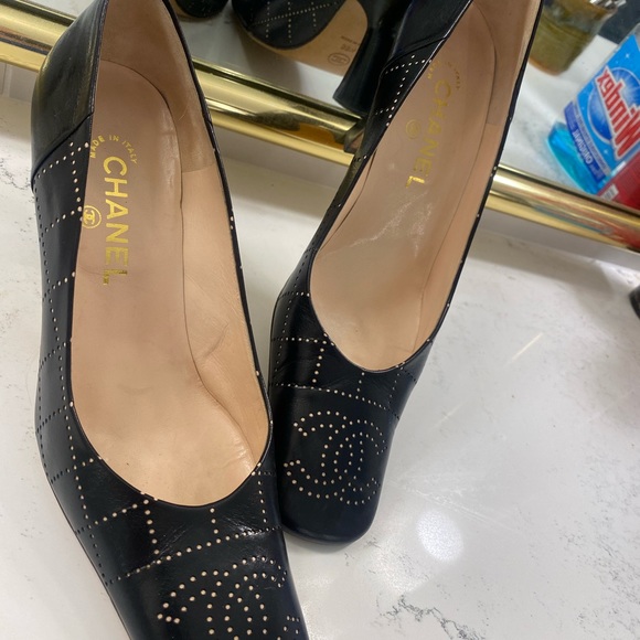 Gorgeous CHANEL heels black with bone colored quilting and CC monogram at toes. - Picture 3 of 13